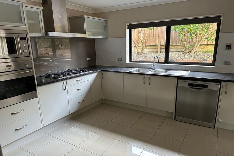 Photo of property in 5 Gibbston Crescent, Flat Bush, Auckland, 2016