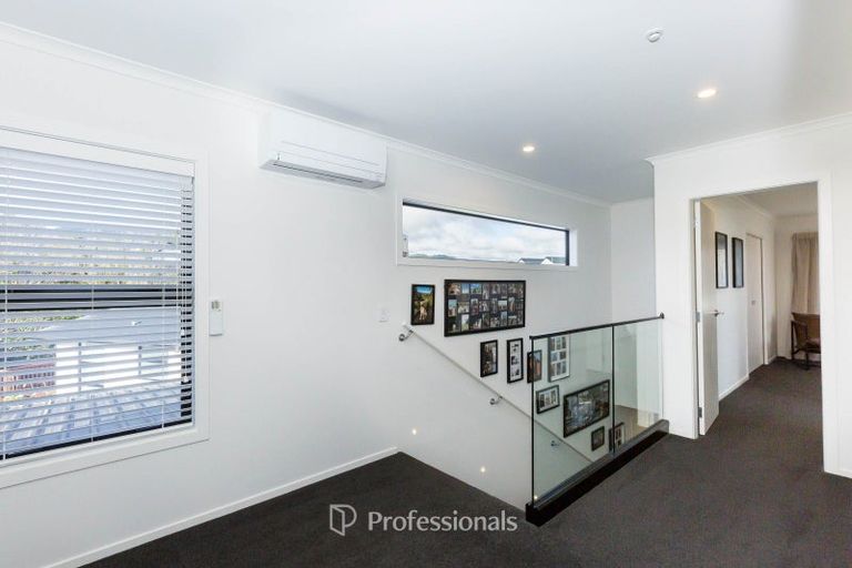 Photo of property in 22 Rewarewa Way, Timberlea, Upper Hutt, 5018
