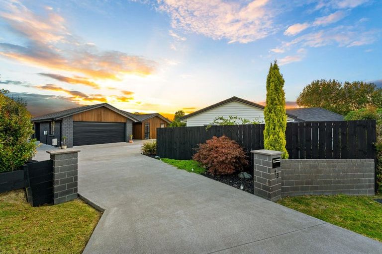 Photo of property in 13 Vogwill Road, Kumeu, 0810