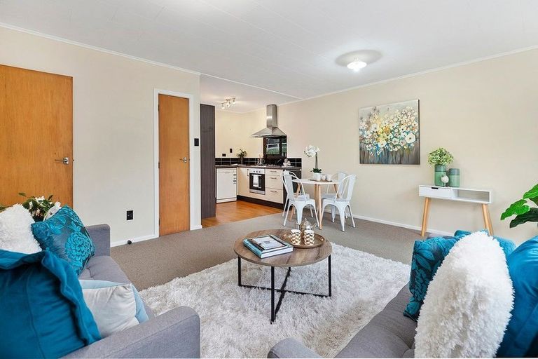 Photo of property in 169a Newlands Road, Newlands, Wellington, 6037