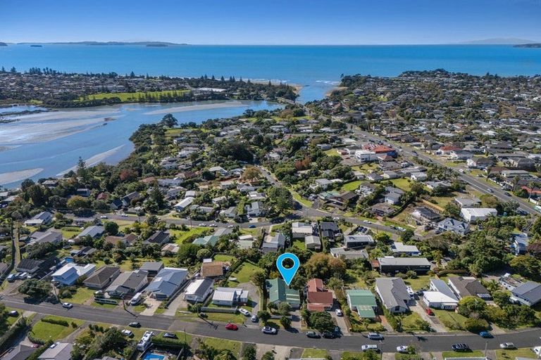Photo of property in 13 Moffat Road, Red Beach, 0932