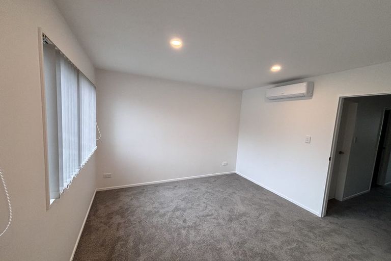 Photo of property in 4/94 Godley Road, Green Bay, Auckland, 0604