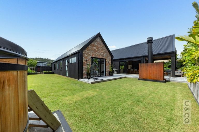 Photo of property in 1 Len Ireland Drive, Kumeu, 0810