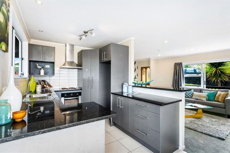 Photo of property in 37 Triangle Road, Massey, Auckland, 0614