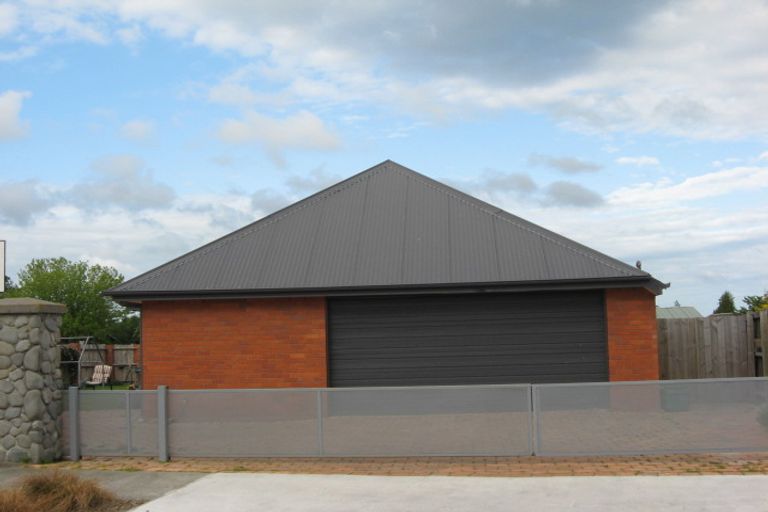 Photo of property in 1 Lowe Place, Rangiora, 7400