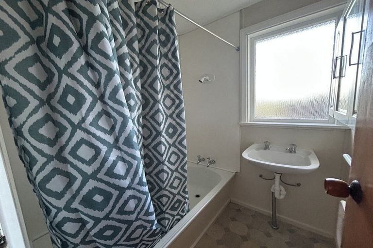 Photo of property in 37 Lambeth Crescent, Redwood, Christchurch, 8051