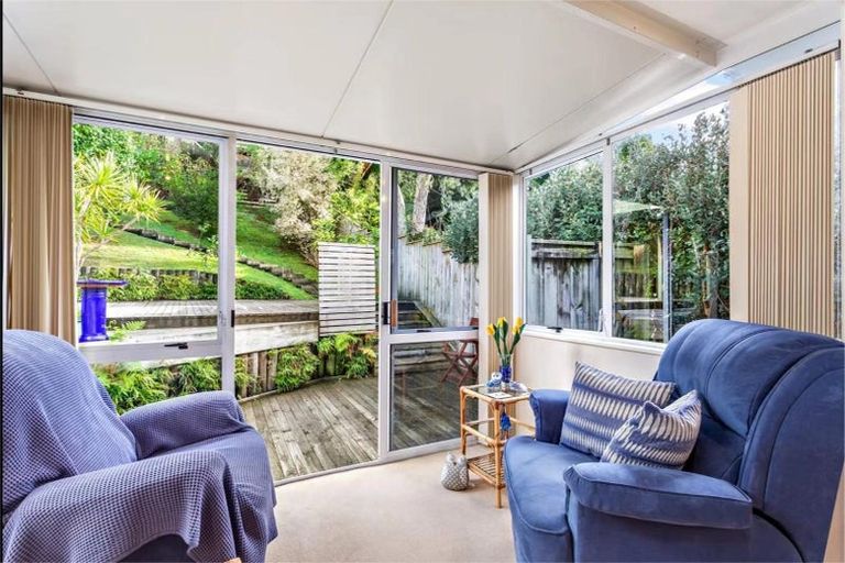 Photo of property in 15 Easton Park Parade, Glenfield, Auckland, 0629