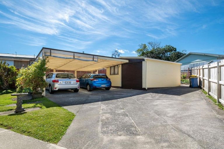 Photo of property in 6 Pankhurst Place, Sunnyvale, Auckland, 0612