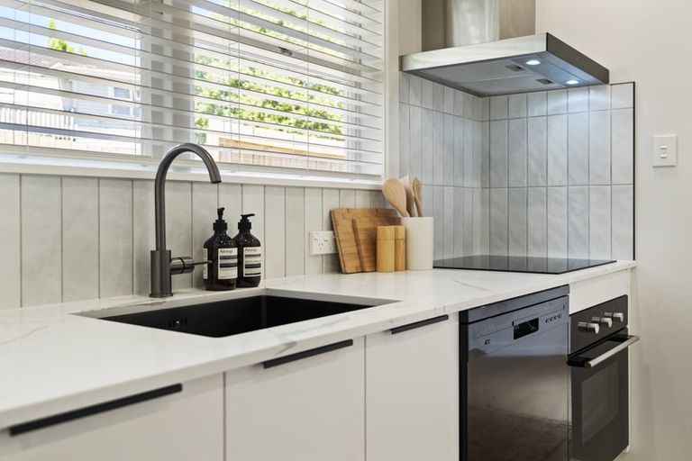 Photo of property in 12 Kiernan Place, Kelston, Auckland, 0602