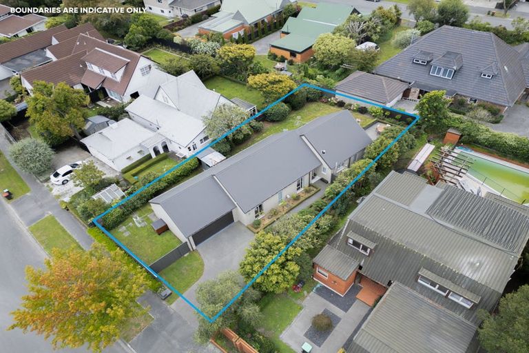 Photo of property in 6 Dunrobin Place, Avonhead, Christchurch, 8042