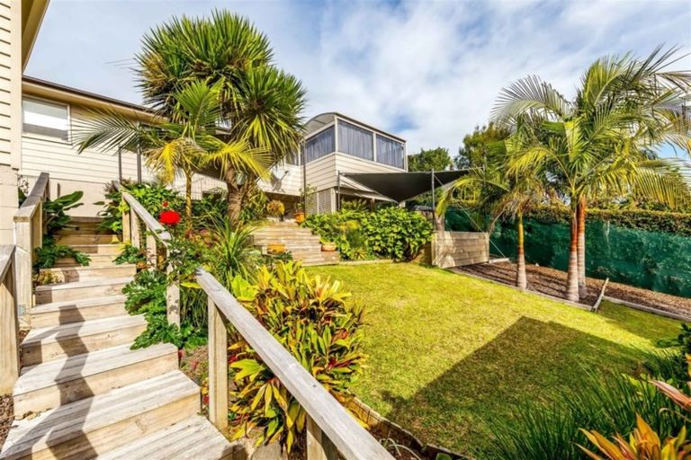 Photo of property in 25 Nor'east Drive, Northcross, Auckland, 0632