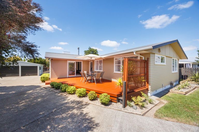 Photo of property in 14 Motuoapa Place, Kelvin Grove, Palmerston North, 4414