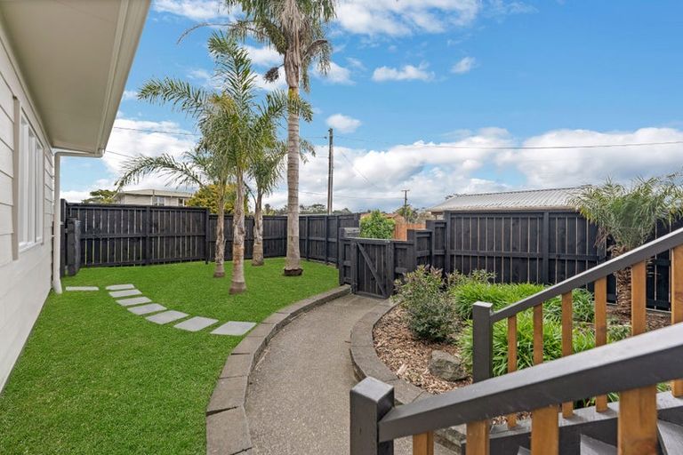 Photo of property in 12 Cleve Road, Green Bay, Auckland, 0604