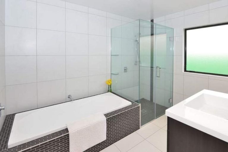 Photo of property in 9 Rosetti Rise, West Harbour, Auckland, 0618