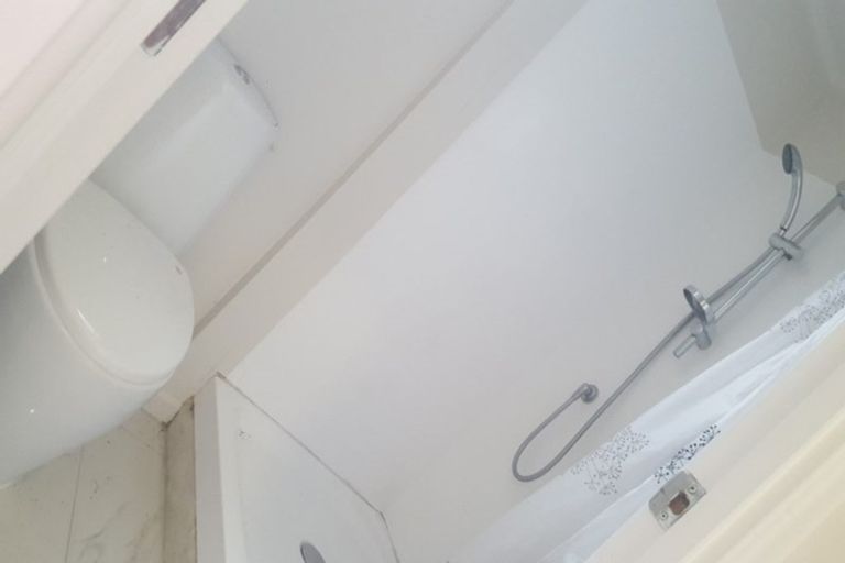 Photo of property in 183 Glenfield Road, Hillcrest, Auckland, 0627