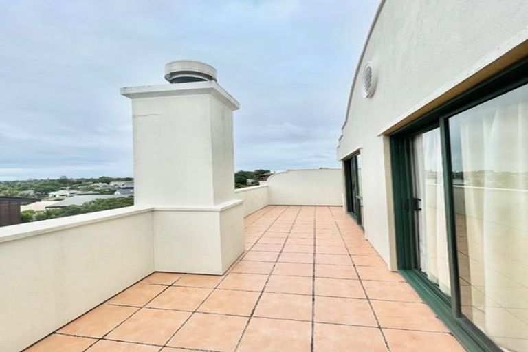 Photo of property in 1/881 East Coast Road, Northcross, Auckland, 0632