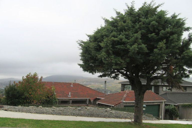 Photo of property in 37 Greyfriars Crescent, Tawa, Wellington, 5028