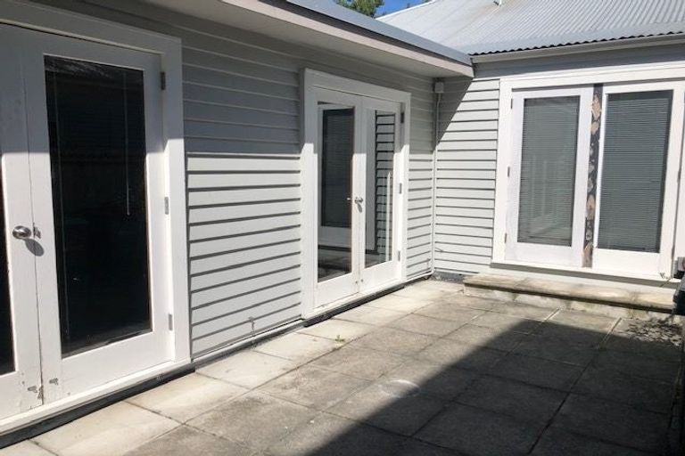 Photo of property in 4/6 Defoe Place, Waltham, Christchurch, 8023