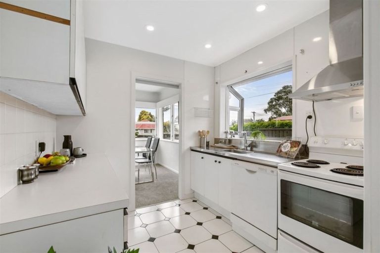 Photo of property in 14 Taupo Street, Green Bay, Auckland, 0604