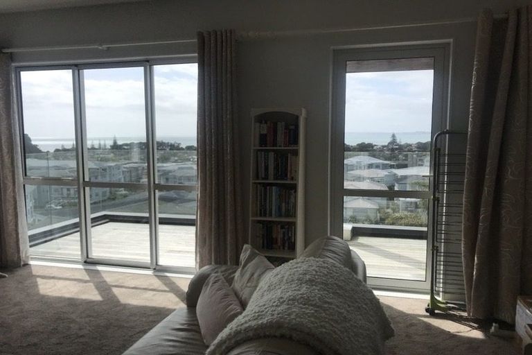 Photo of property in 32 Ngahere Views, Orewa, 0931