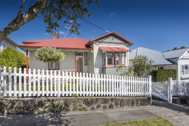 Photo of property in 37 Kiwi Road, Stanley Point, Auckland, 0624