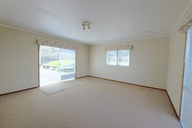 Photo of property in 5 South Pacific Place, Henderson, Auckland, 0612