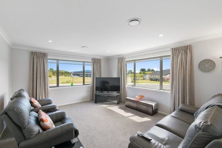 Photo of property in 18 Morepork Drive, Waikanae, 5036