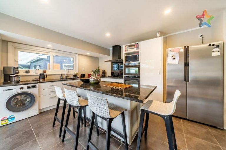 Photo of property in 6 Wha Street, Lyall Bay, Wellington, 6022