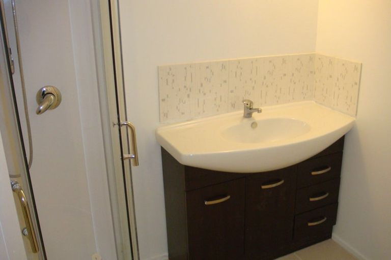 Photo of property in 20 Serwayne Place, Sunnyvale, Auckland, 0612