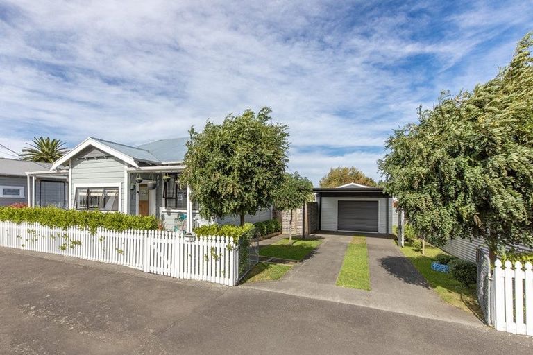 Photo of property in 13 Waverley Street, Waipawa, 4210