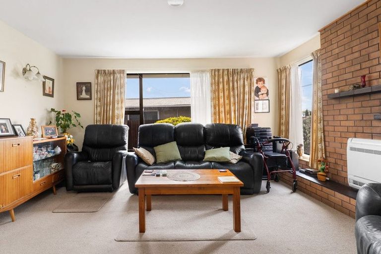 Photo of property in 33 Martbern Crescent, Bishopdale, Christchurch, 8053