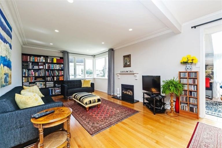 Photo of property in 6 Maunder Place, New Lynn, Auckland, 0600