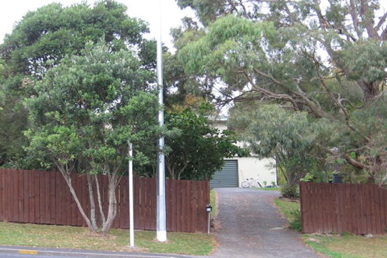 Photo of property in 12 Fitzherbert Avenue, West Harbour, Auckland, 0618