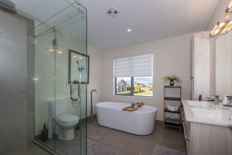 Photo of property in 28 Minaret Ridge, Wanaka, 9305
