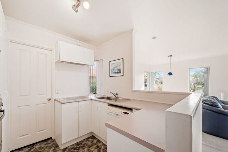 Photo of property in 32 Heversham Place, Glendene, Auckland, 0602