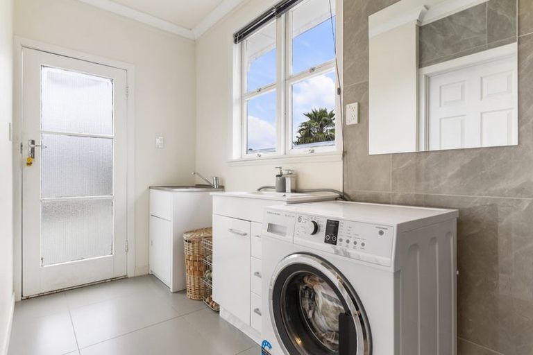 Photo of property in 33 Cobham Crescent, Kelston, Auckland, 0602