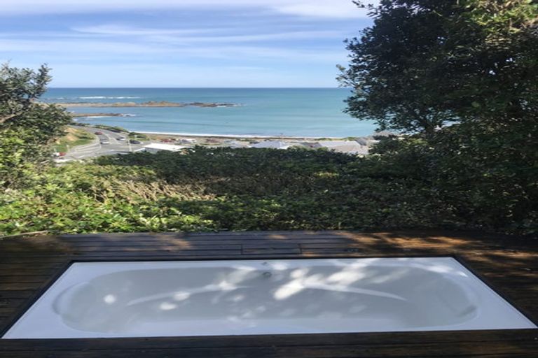 Photo of property in 10 Cave Road, Houghton Bay, Wellington, 6023