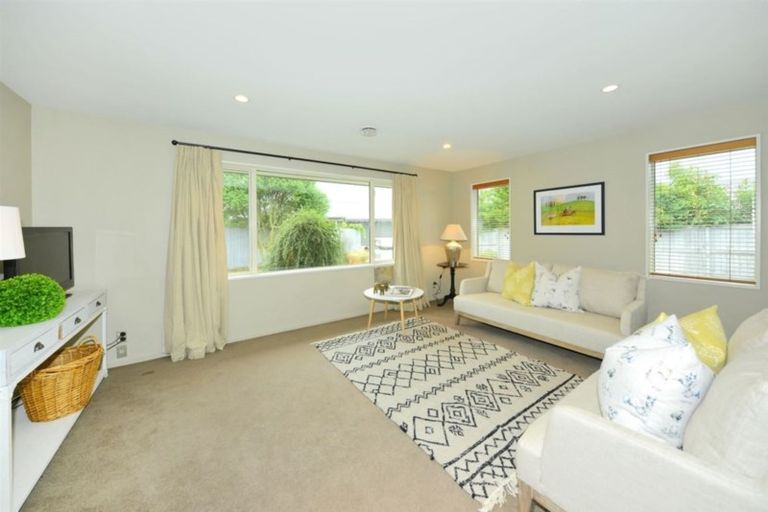 Photo of property in 5 Willowview Drive, Redwood, Christchurch, 8051