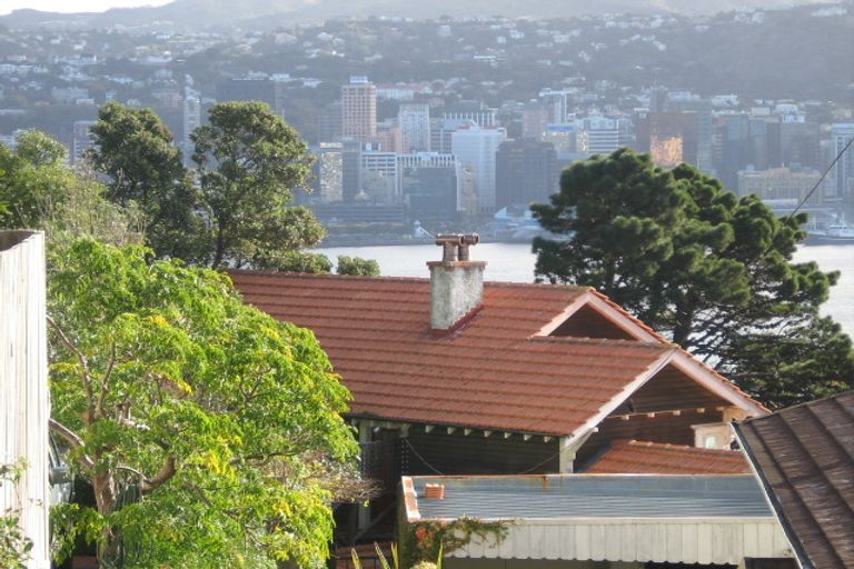 Photo of property in 70 The Crescent, Roseneath, Wellington, 6011