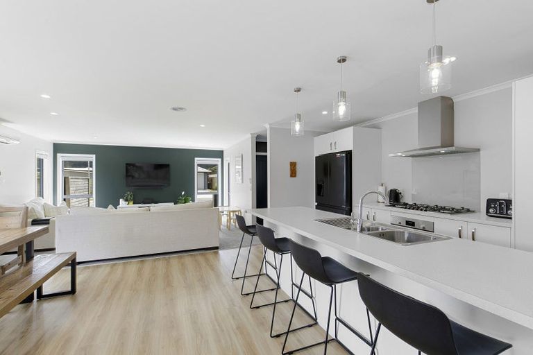 Photo of property in 6 Te Ara O Roimata, Wainuiomata, Lower Hutt, 5014