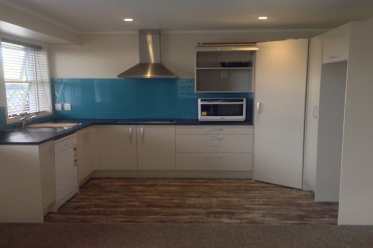 Photo of property in 2/17 Park Road, Glenfield, Auckland, 0629