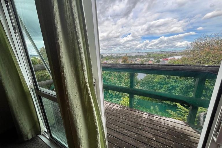 Photo of property in 34 Ellesmere Crescent, Pakuranga Heights, Auckland, 2010