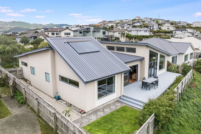 Photo of property in 9 Greenstone Place, Aotea, Porirua, 5024