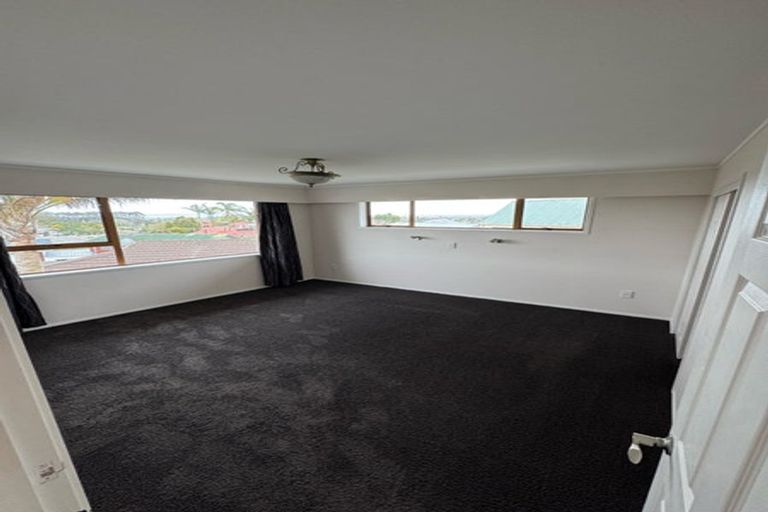 Photo of property in 11 Ian Place, Glendene, Auckland, 0602