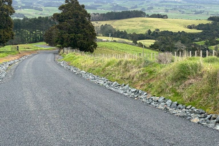 Photo of property in 421 Kiwitahi Road, Helensville, 0875