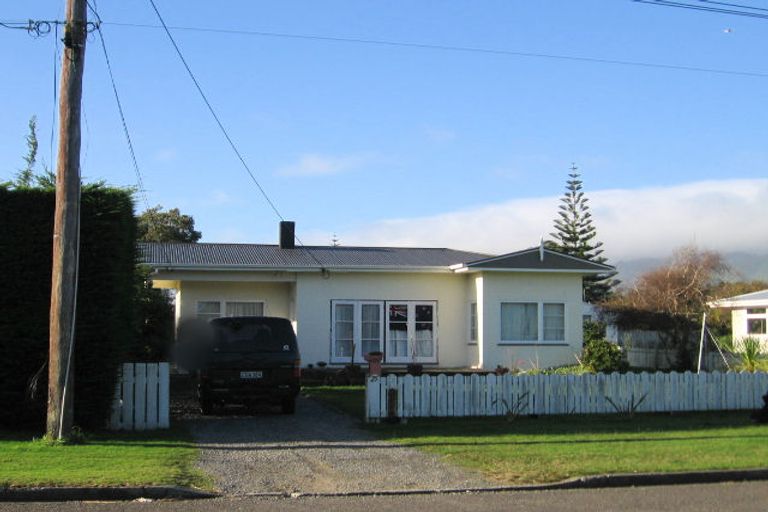 Photo of property in 25 Rangihiroa Street, Waikanae Beach, Waikanae, 5036