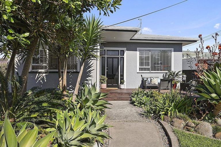 Photo of property in 22 Sackville Street, Fitzroy, New Plymouth, 4312