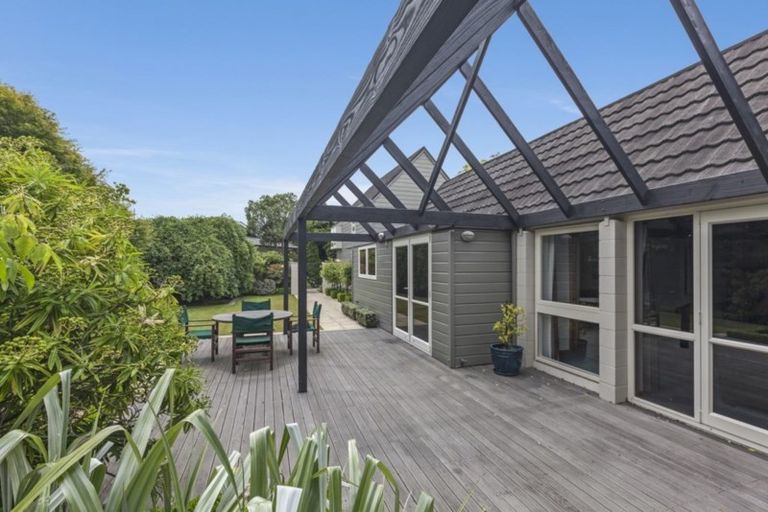 Photo of property in 18 Lombard Place, Avonhead, Christchurch, 8042