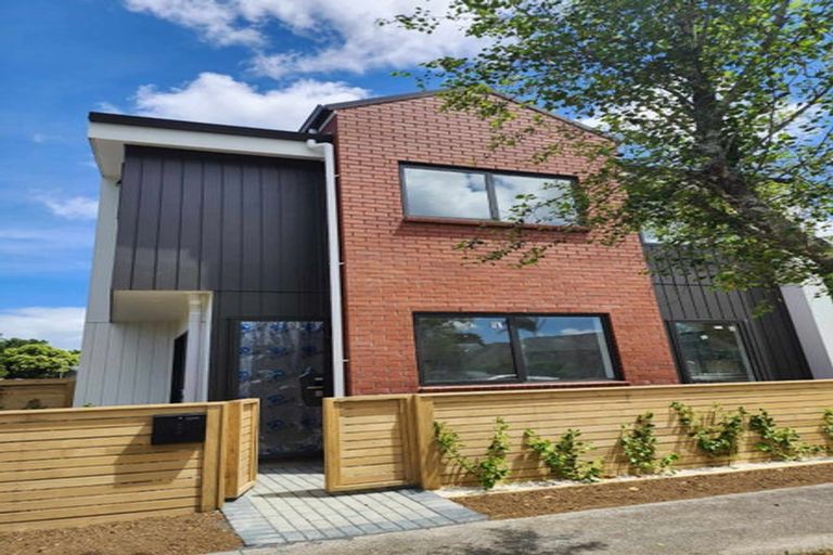 Photo of property in 1/32 Yeovil Road, Te Atatu Peninsula, Auckland, 0610