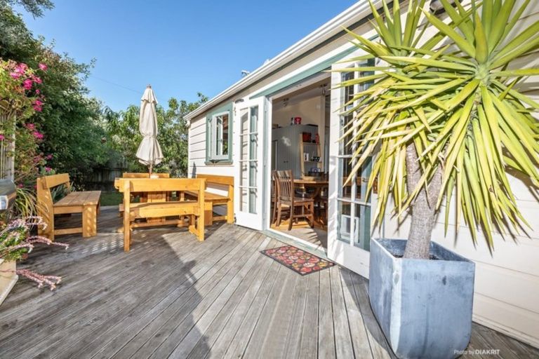 Photo of property in 106 Jellicoe Street, Martinborough, 5711